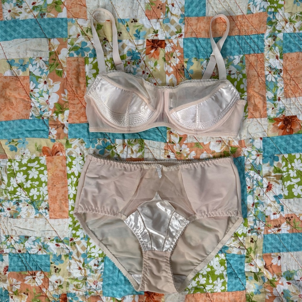 Elegant Light Pink/Peach Lingerie Set